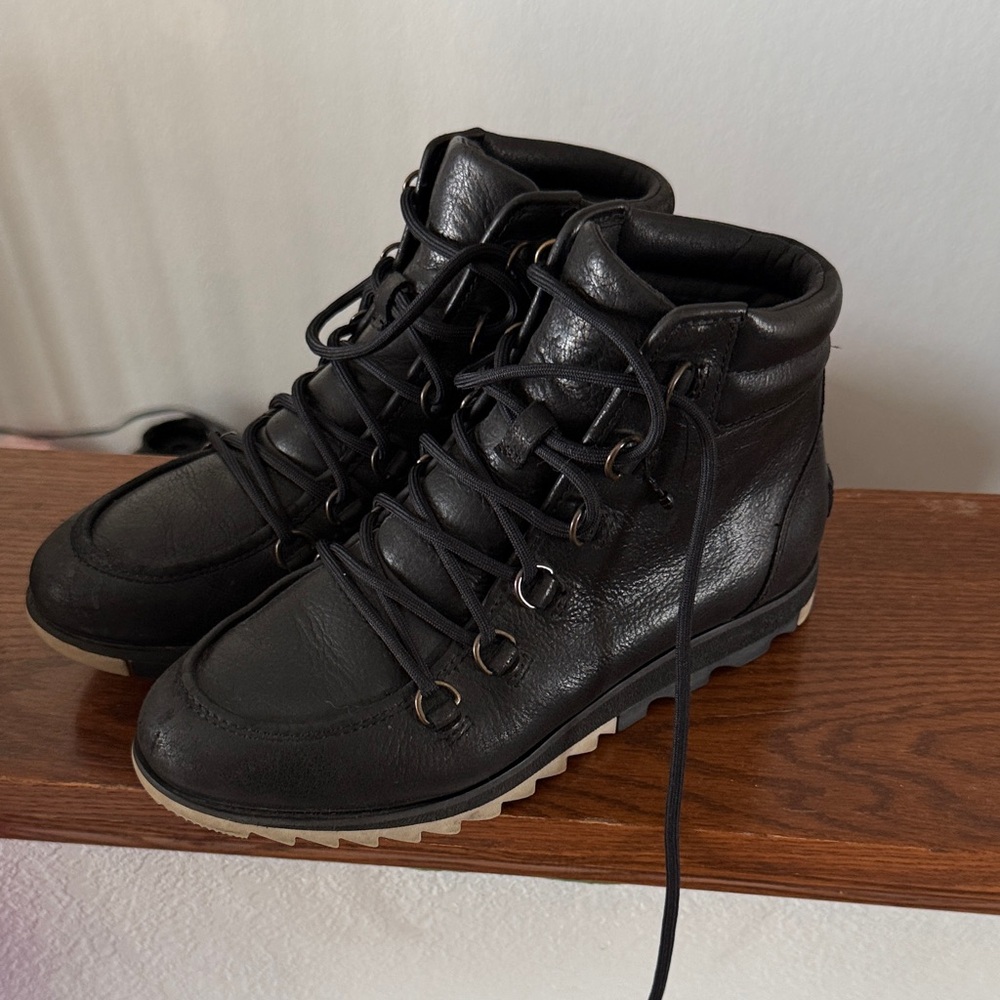 Sorel Women’s Black Leather Lace-Up Boots.